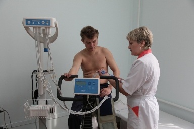 Процедура велоэргометрии в кабинете функциональной диагностики ЖД больницы в Туле - снятие показаний.